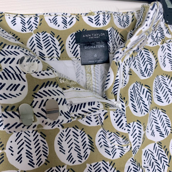 Ann Taylor | Signature Patterned Cotton Spandex Blend Shorts - 4 - Picture 3 of 4